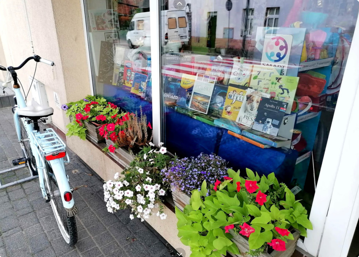 Księgarnia Biss — Witryna z zewnątrz